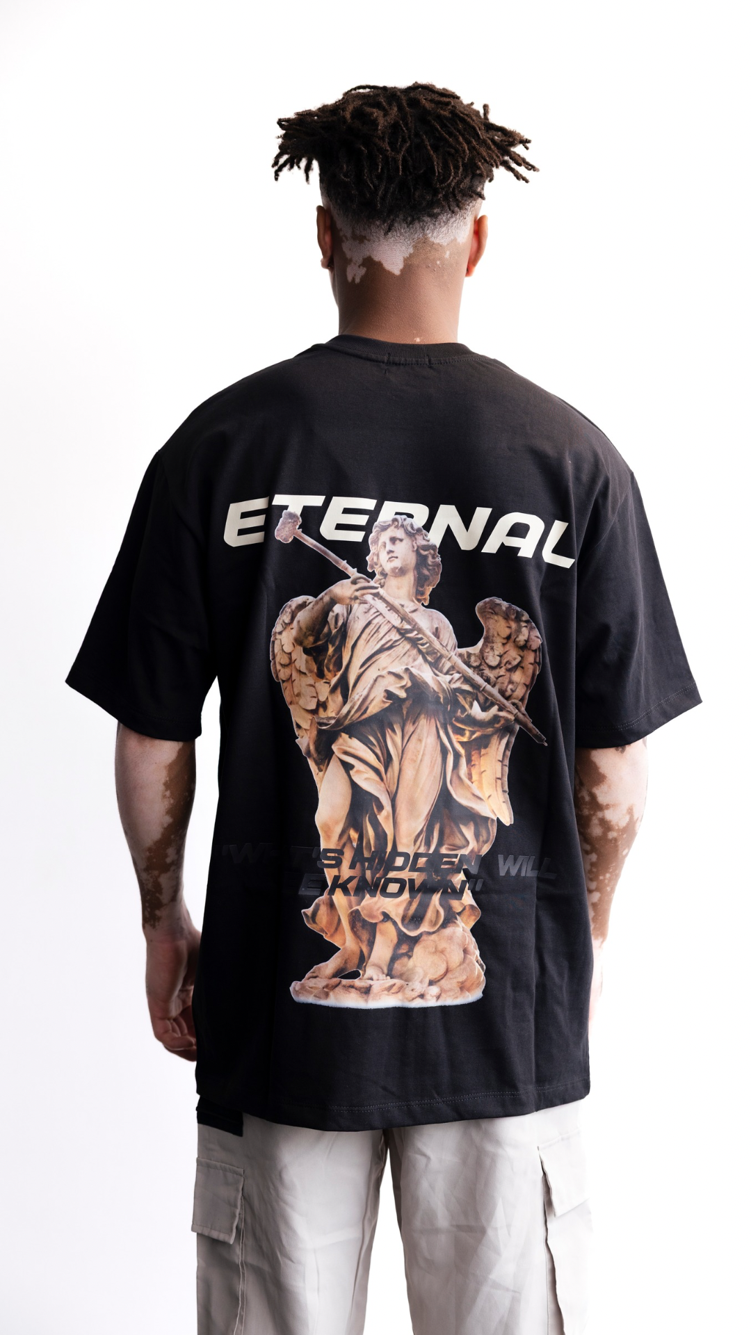 camiseta negra oversize revelation