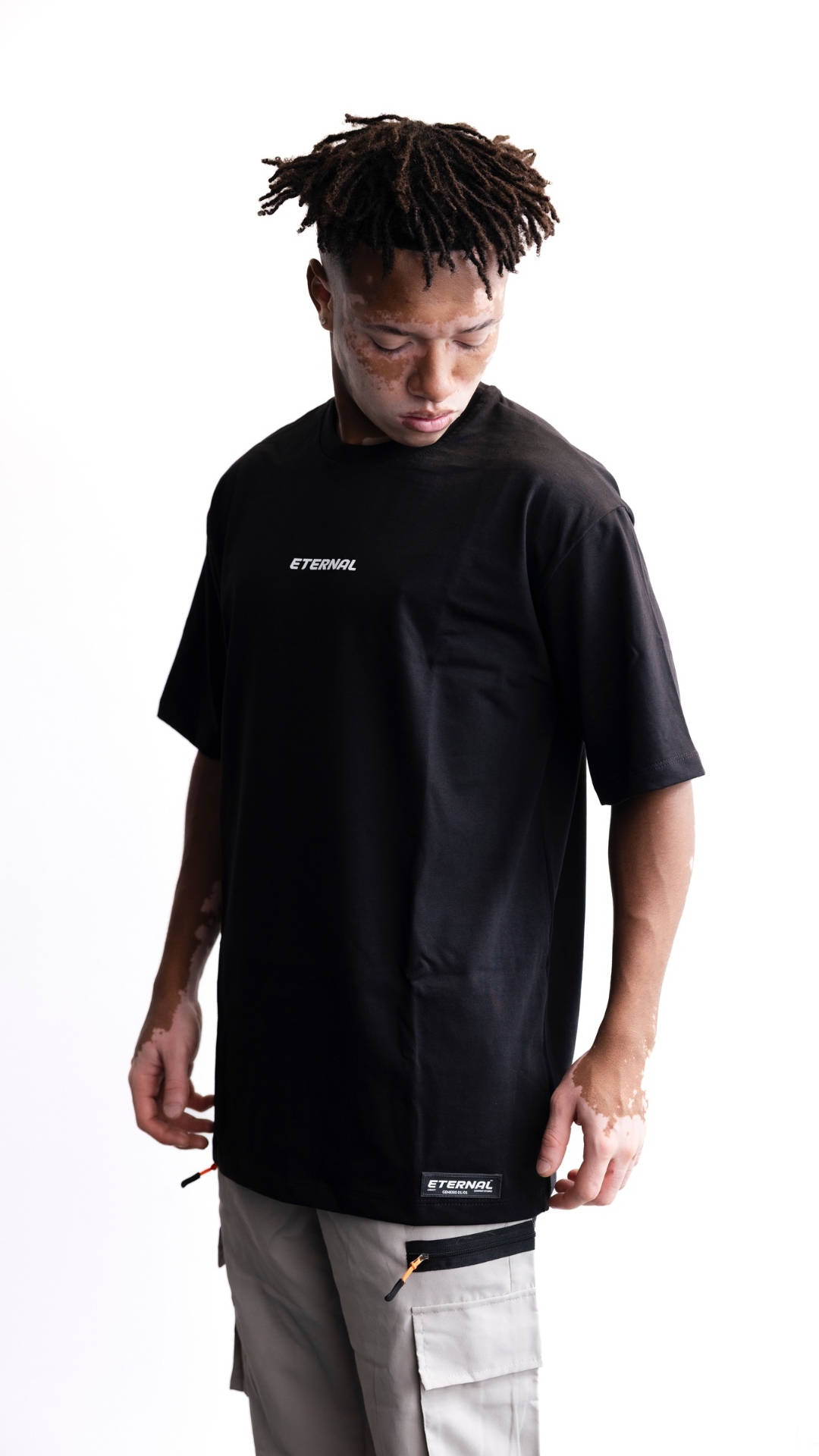 camiseta negra oversize revelation